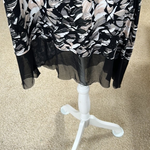 V neck 3/4 leg length sleeve z. Black fabric around beck and hem 33” - Picture 4 of 5
